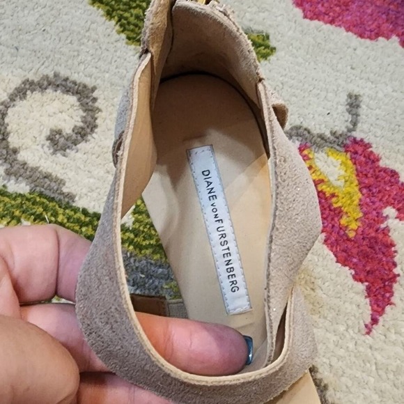 Diane von Furstenberg Gold Shimmer Wedge Heels Criss Cross Ankle Strap Size 6 - Picture 11 of 14